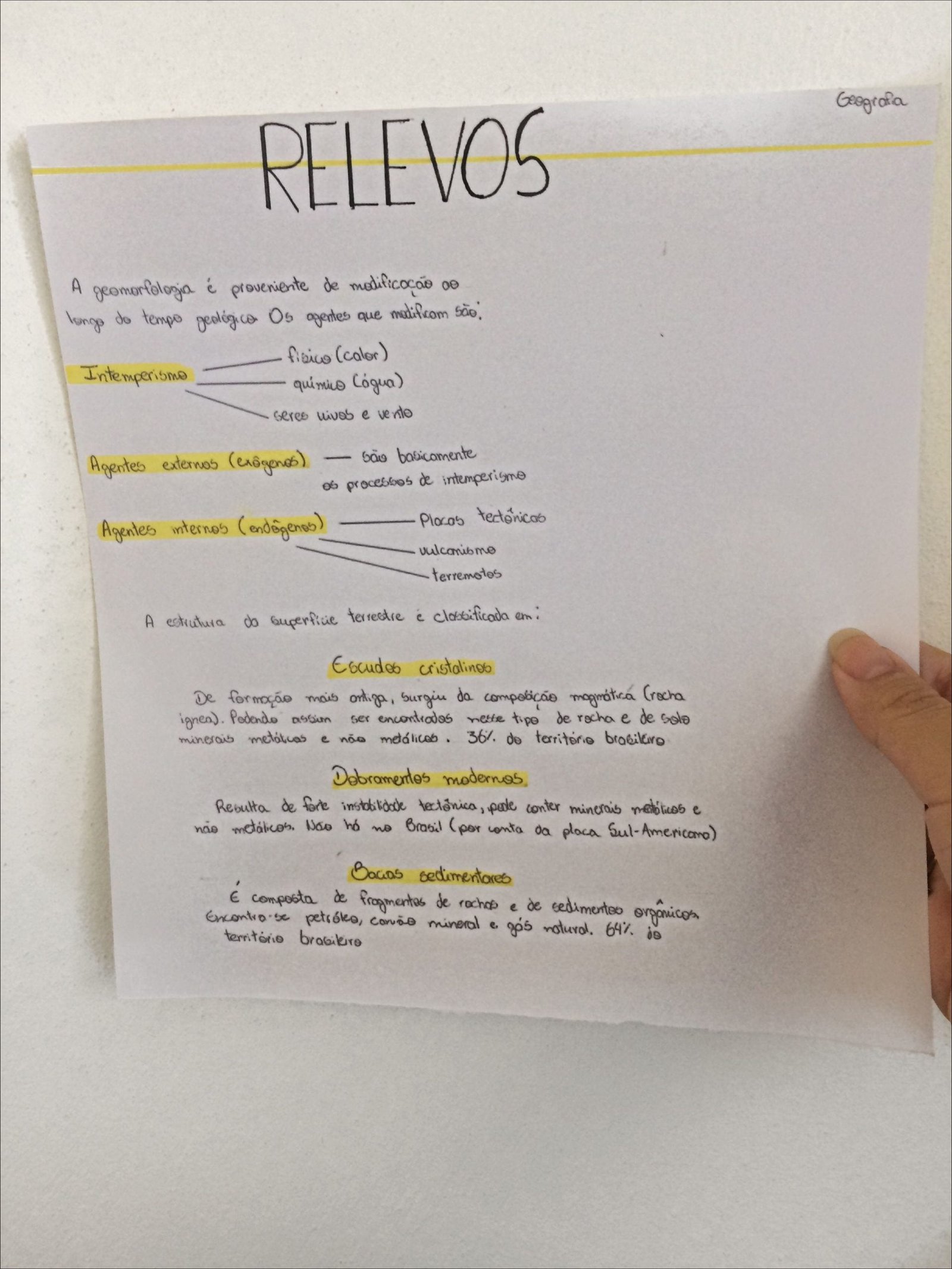 Mapa mental com Geografia no centro, ramificando-se para RELEVOS, A geomorfologia é proveniente de modificação, longo do tempo geológico