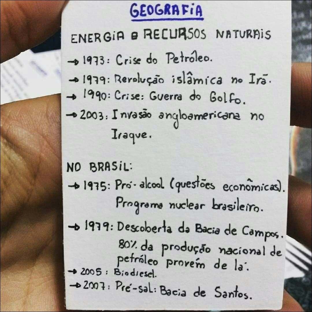 Mapa mental com GEOGRAFiA no centro, ramificando-se para ENERGiA e RECURSOS NATURAiS